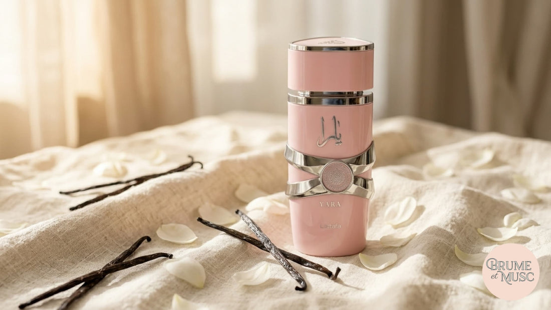 Parfum Yara Rose de Lattafa original présenté dans un décor raffiné en lin avec vanille et fleurs blanches, sillage iconique de Dubaï