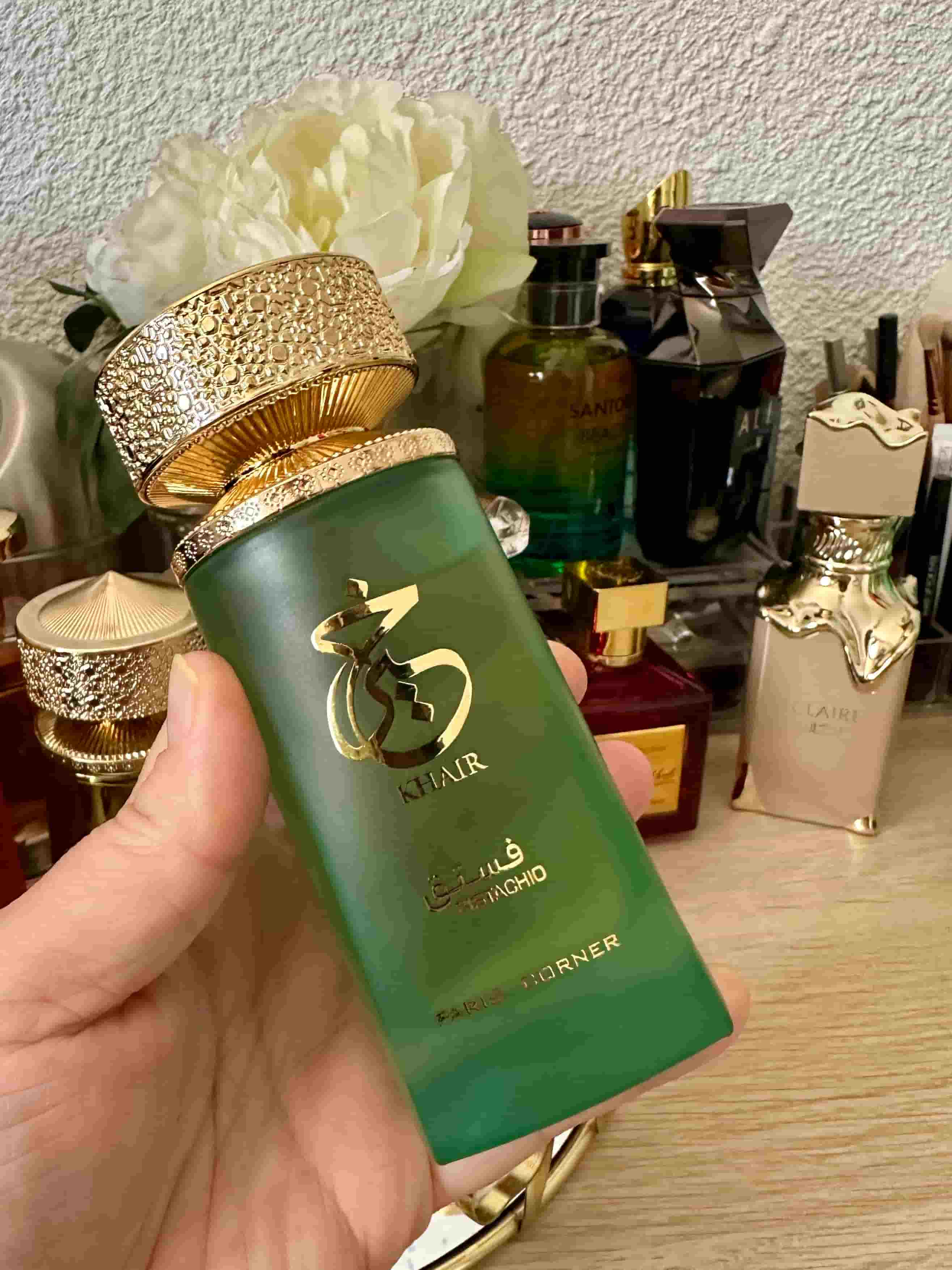 Photo réelle du parfum Khair Pistachio tenu en main prouvant l'authenticité