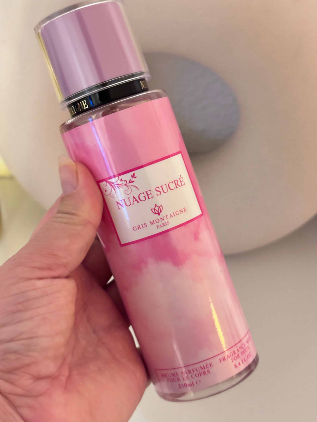 Brume parfumée Nuage Sucré Gris Montaigne Paris, sillage guimauve et vanille pour corps et cheveux
