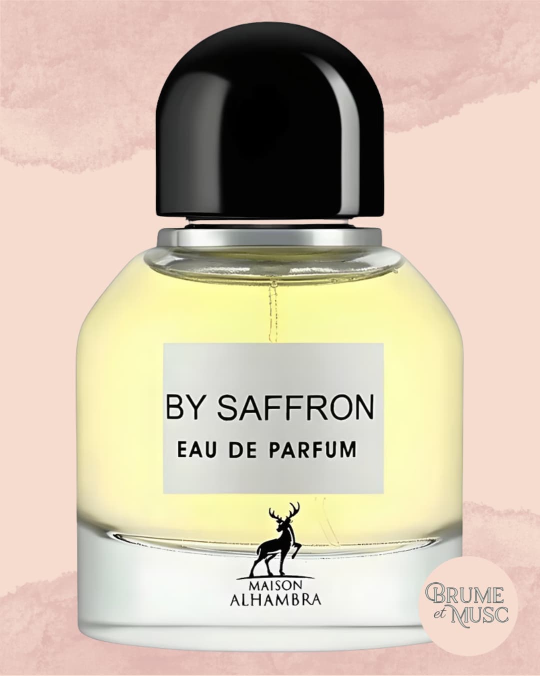 Flacon By Saffron de Maison Alhambra, eau de parfum unisexe aux notes de safran, cuir et framboise.