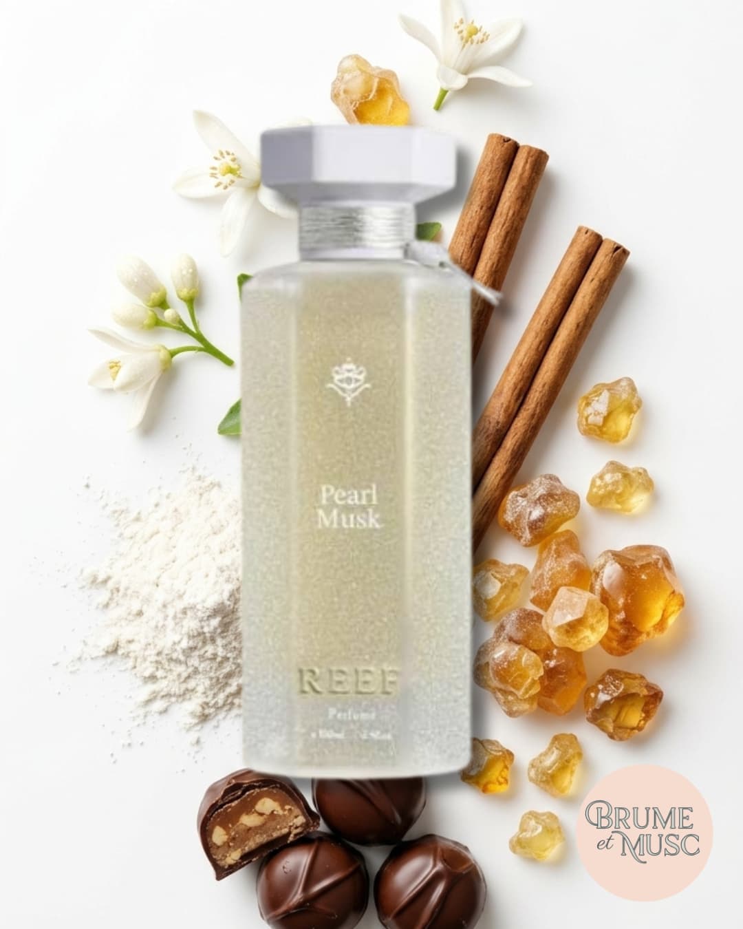 Flat lay studio des notes de Pearl Musk : fleur d'oranger, cannelle, praline et musc blanc.