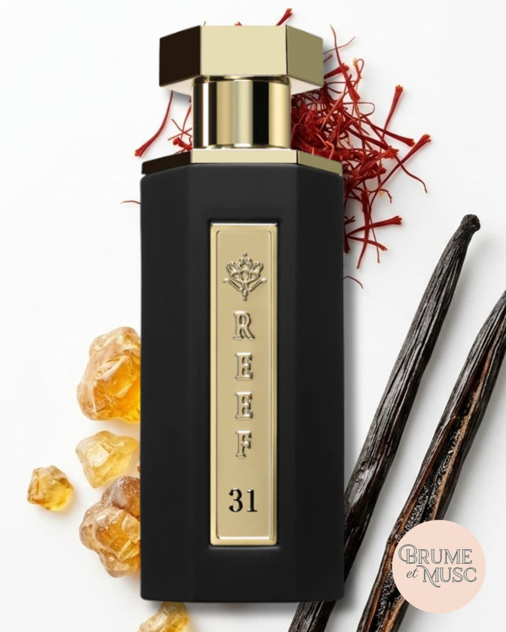 Flacon de parfum Reef 31 sur fond blanc avec pistils de safran, éclairage studio professionnel.