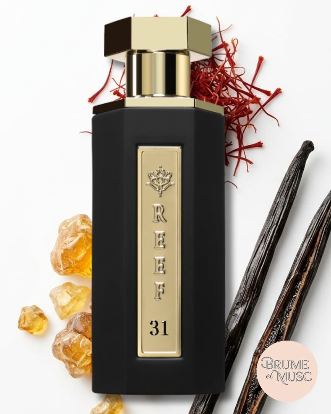 Flacon de parfum Reef 31 sur fond blanc avec pistils de safran, éclairage studio professionnel.