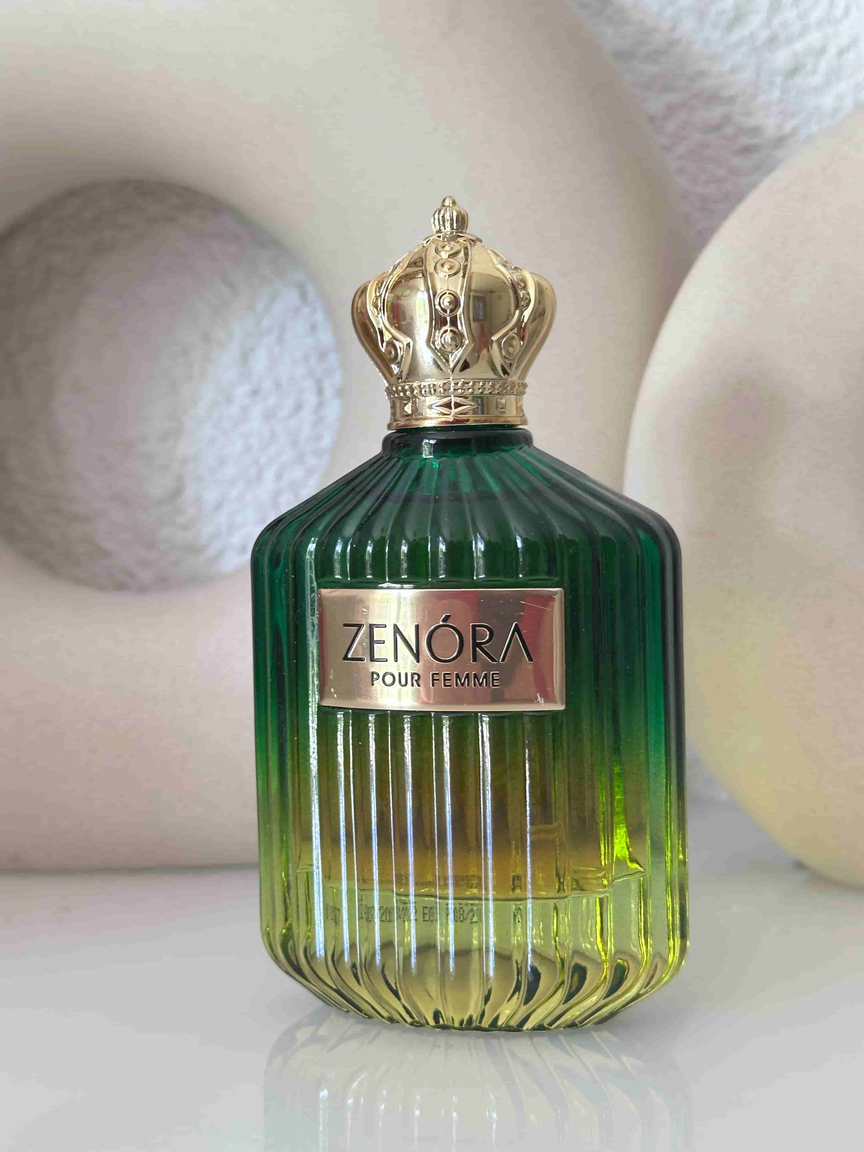 Flacon de parfum Zenora de Faan en verre vert émeraude avec un bouchon couronne dorée