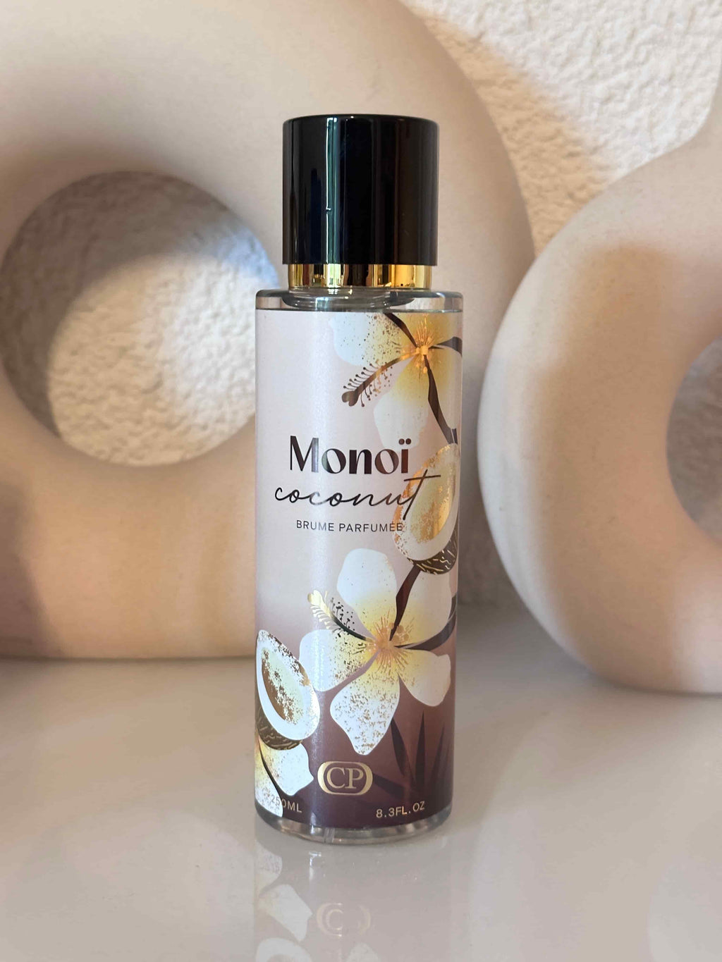 Notes olfactives de noix de coco lactée, fleur de monoï et sable chaud