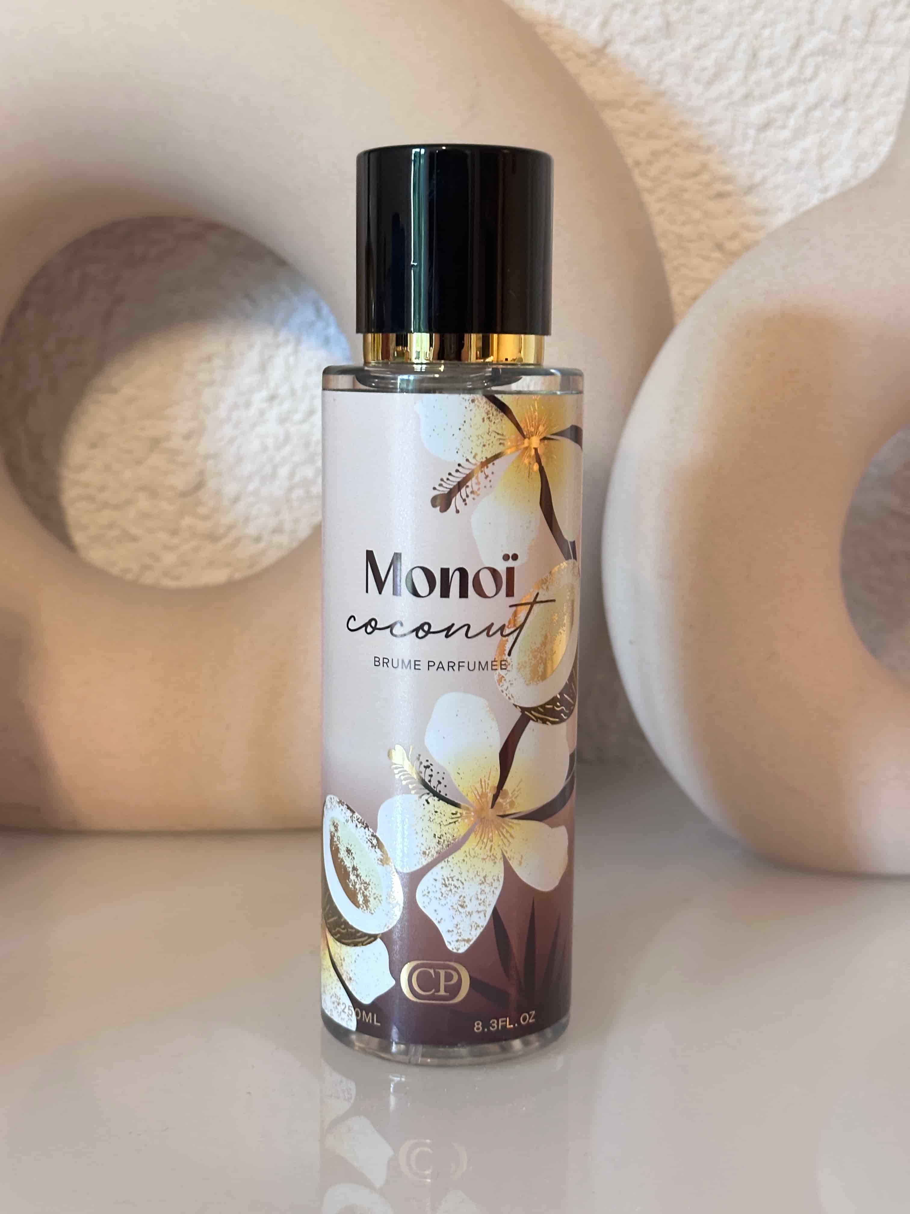 Notes olfactives de noix de coco lactée, fleur de monoï et sable chaud