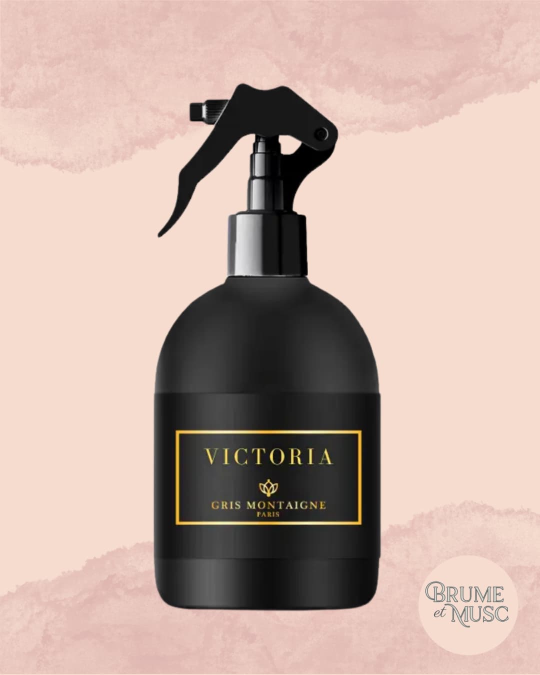 Spray textile Victoria par Gris Montaigne Paris, parfum pour la maison aux notes d'amande, vanille et noix de coco.