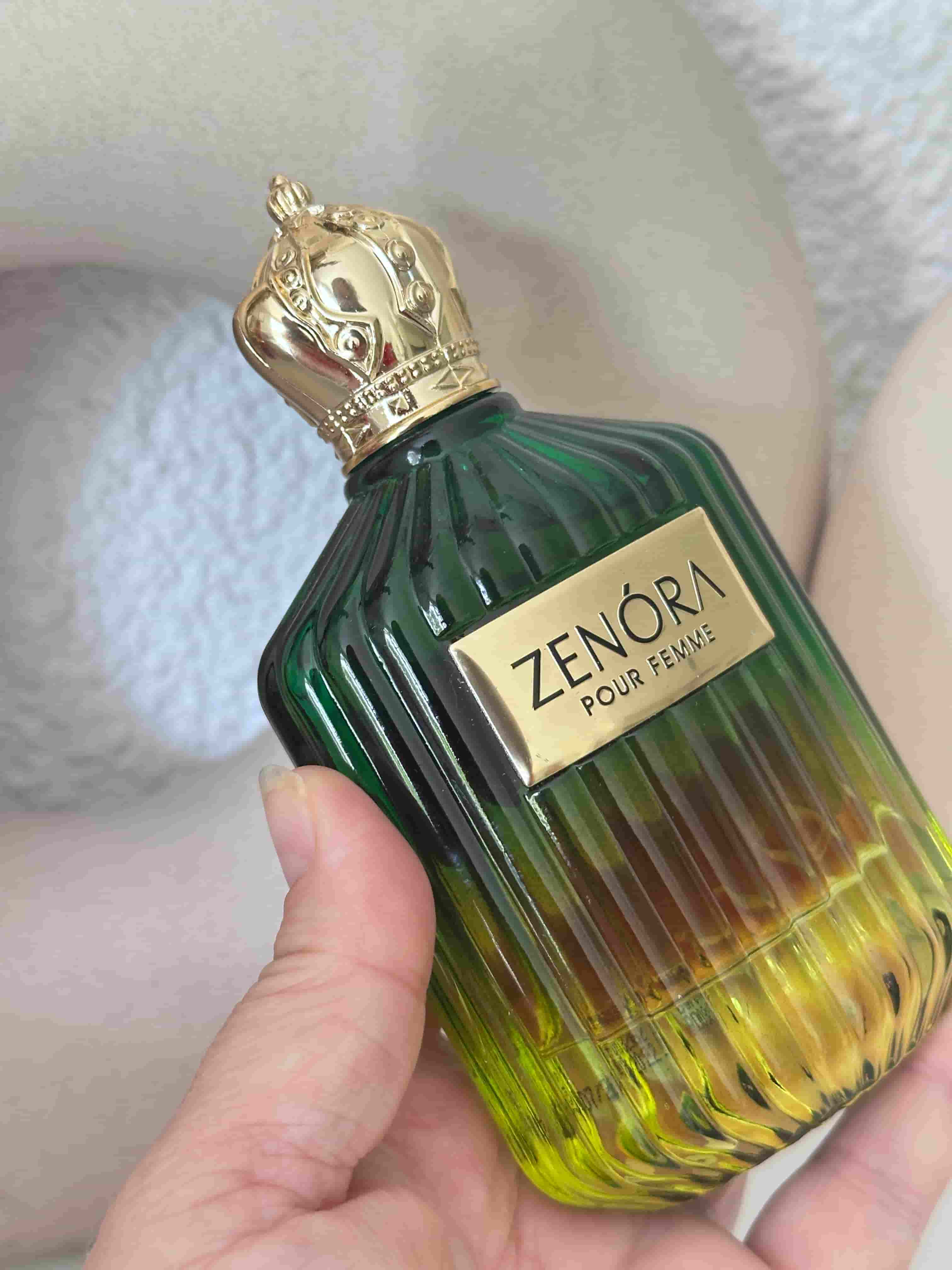 Vue rapprochée du parfum Zenora Pour Femme de la maison Faan montrant les détails de l'étiquette dorée.